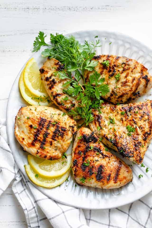 Chicken breasts with sliced lemon and parsley 