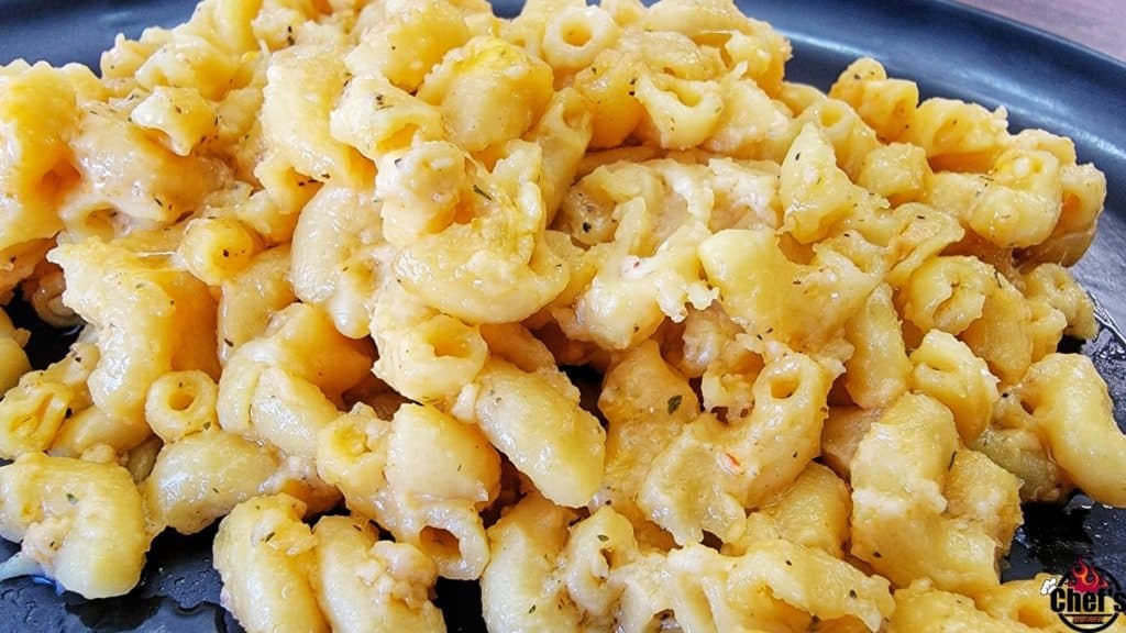 mac and cheese on black plate 